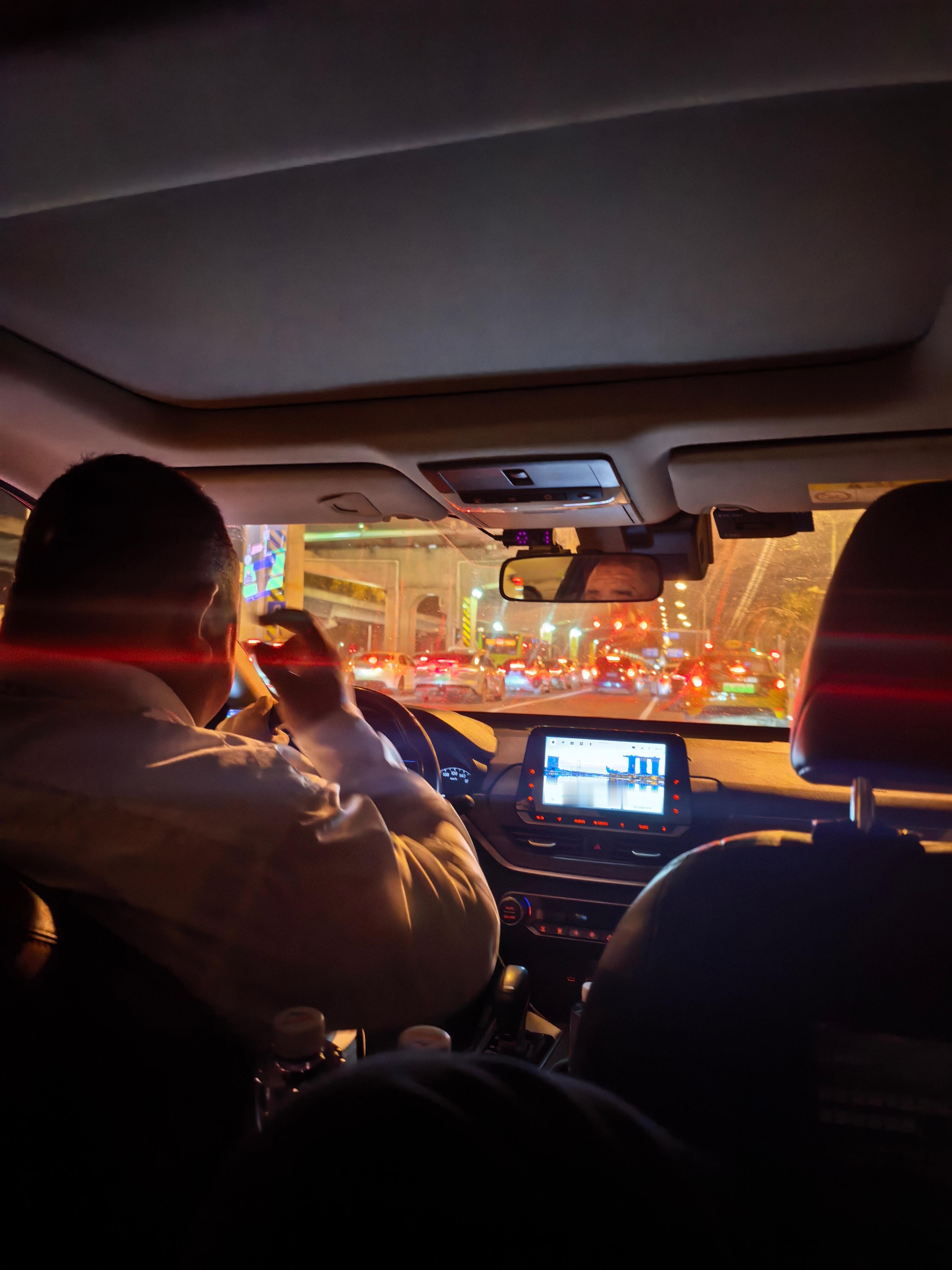 司机师傅很爱聊天跟我聊了一路中国汽车产业从比亚迪秦 L 聊到劳斯莱斯闪灵每当我以