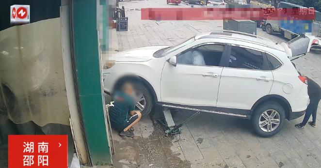 湖南邵阳，黄师傅在给一辆汽车补胎时，车内安全气囊突然爆开，车主认定是黄师傅操作不