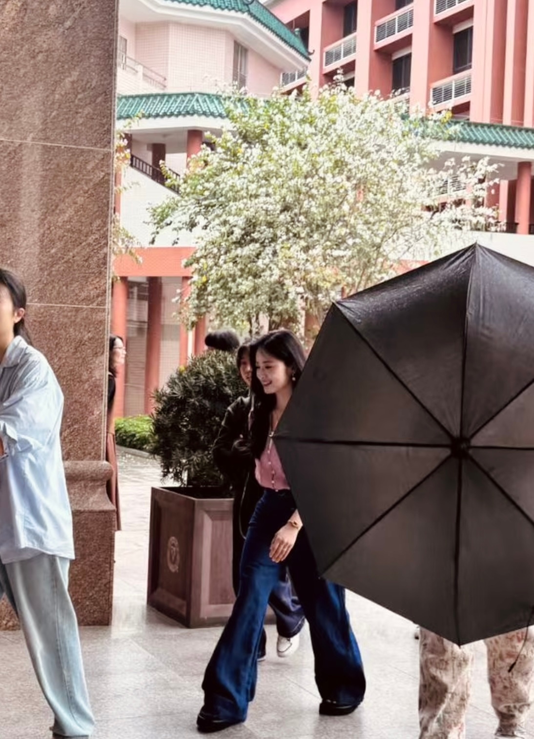 周老师已经去学校上班了 谁还在家躺着呢 