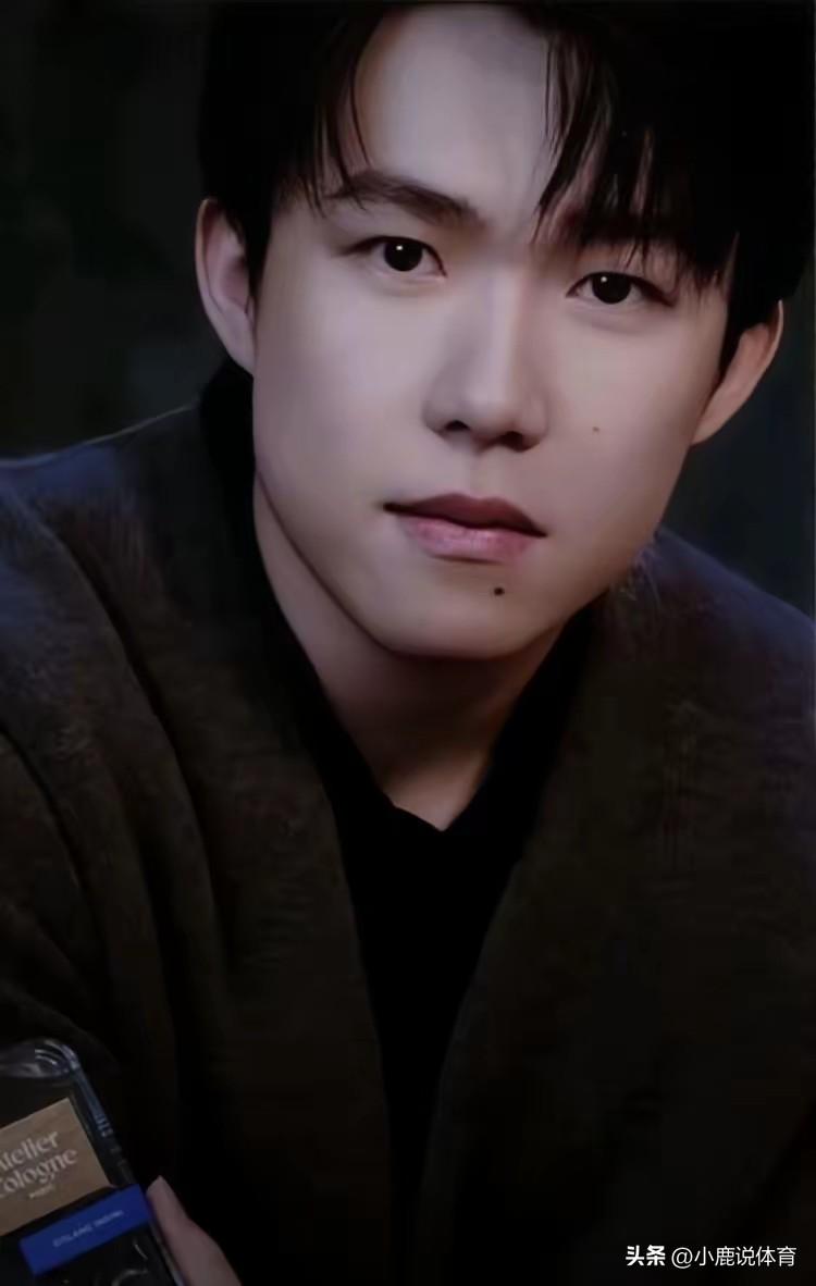 真没想到！
王楚钦私下居然是这种人
场上打球有多狠。
场下就有多黏人。
反差真吓