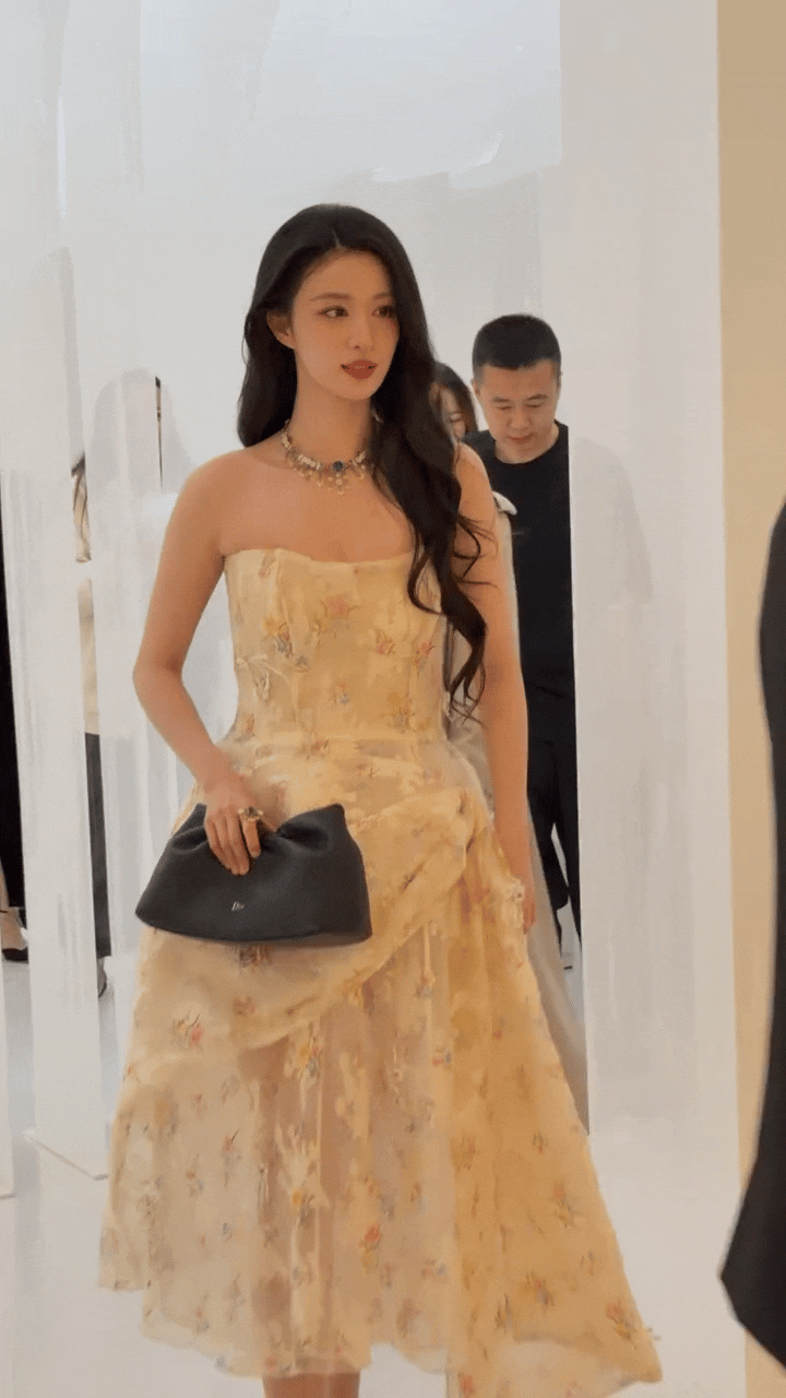 真的在王楚然的身上看到了年轻刘亦菲的影子，以后她的所有资源也会是顶级的！