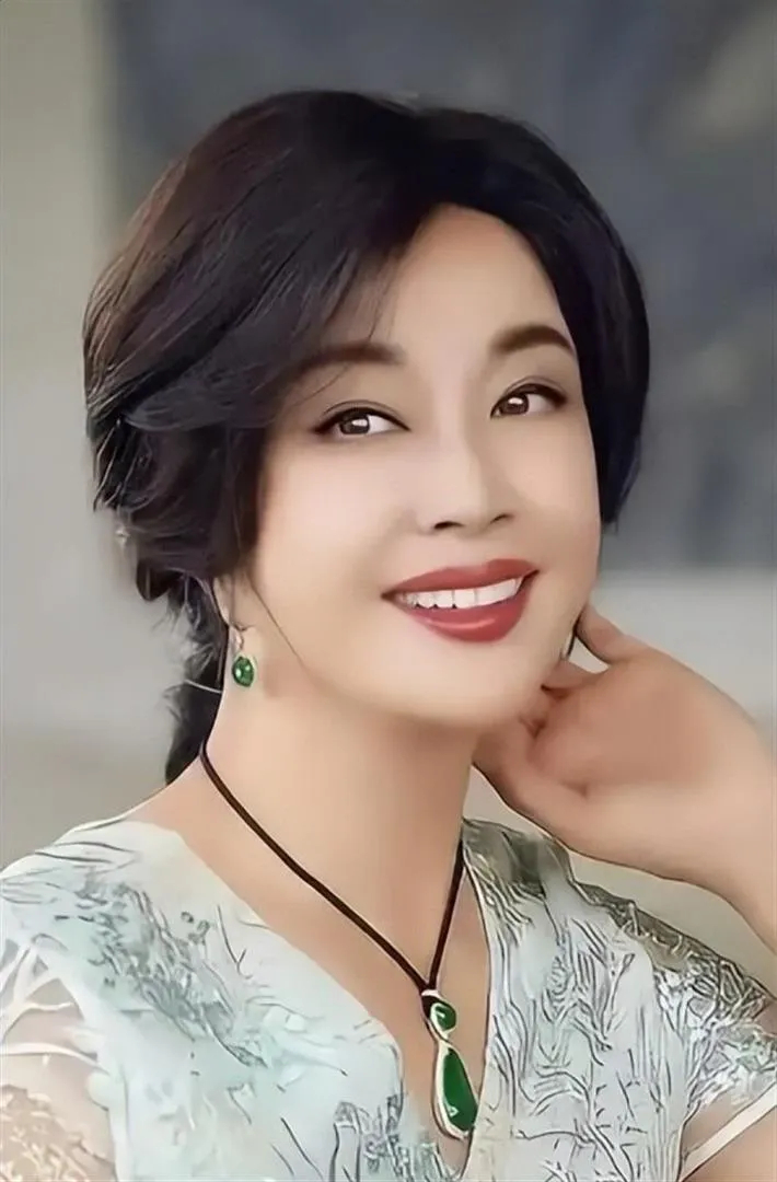 刘晓庆亲妹妹一家希望她没有后代为谋夺财产，刘晓庆亲妹一家竟盼她无后！四十年含辛茹