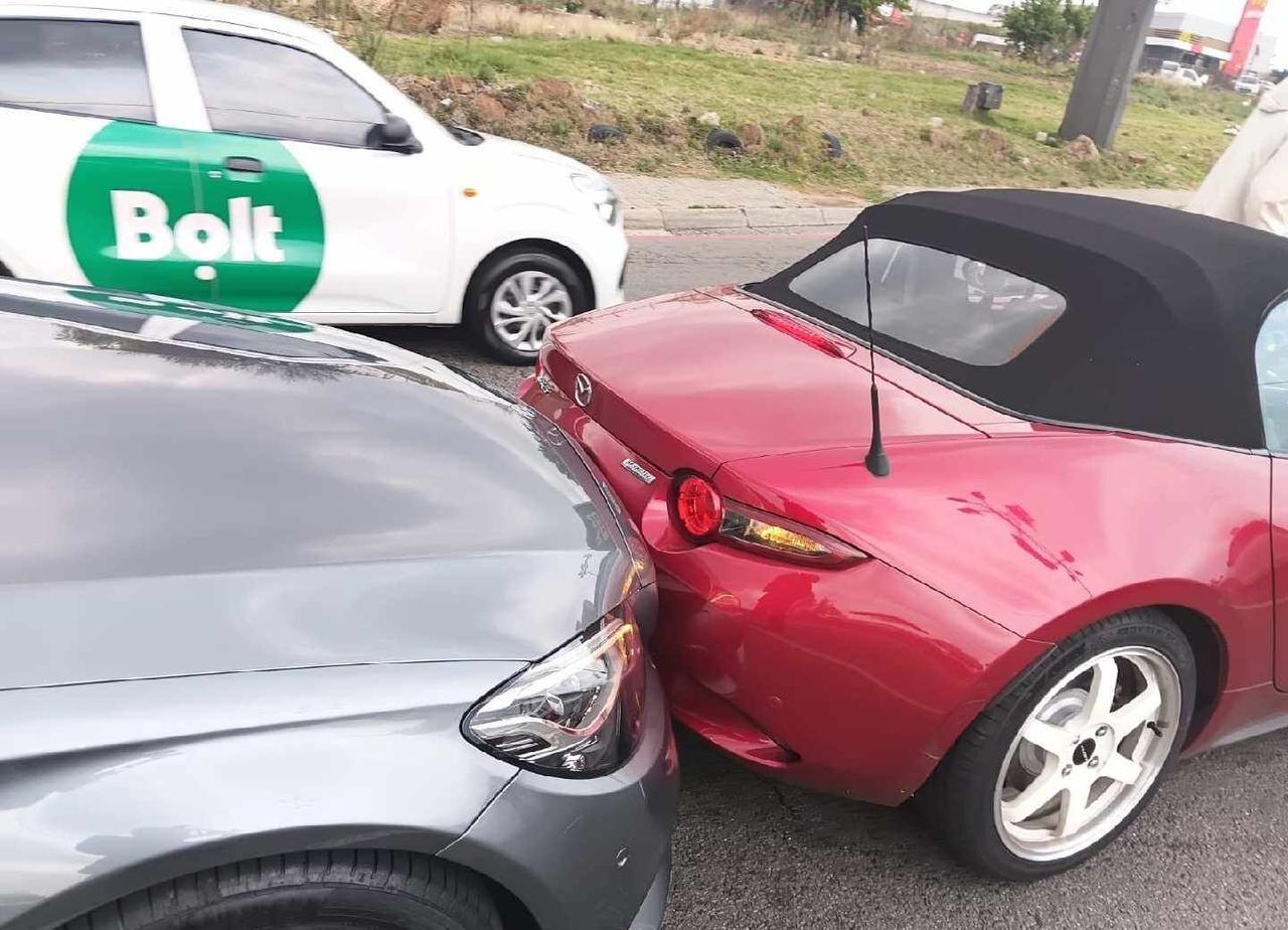 车祸现场 我的Miata 屁股就这么没了😞
苍天啊 [捂脸][捂脸][捂脸][