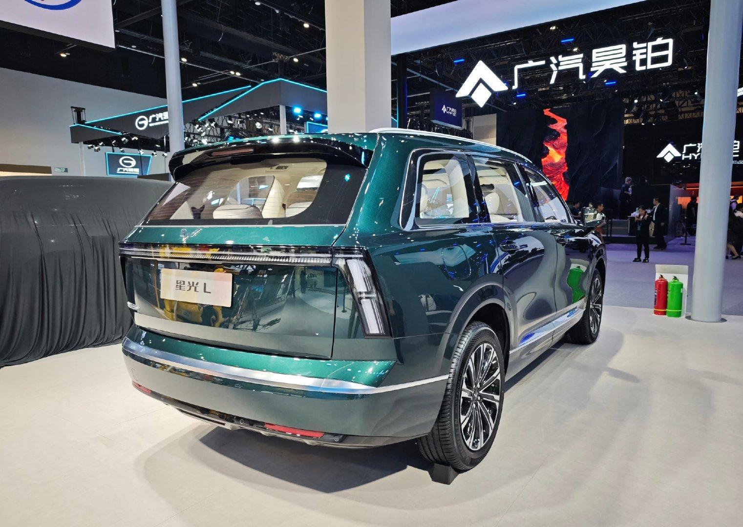 人民的大六座！星光L看上去真的质感不错，漆面很高级关键是车内空间有惊喜据说三排都