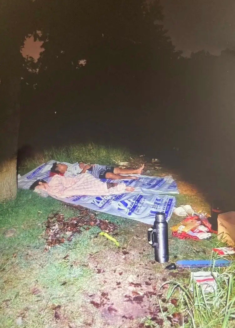 晚上去夜钓时，遇到这种情况怎么办？继续还是走人？给点意见啊！ ​​​