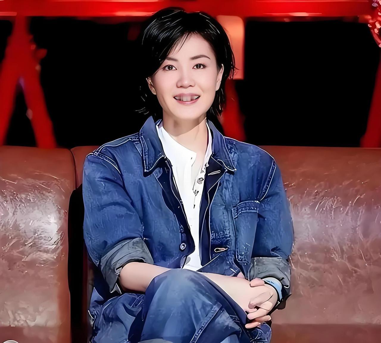 做到这一点，你也可以拥有王菲的少女感。

那英演唱会，后援团的众多明星好友里，王