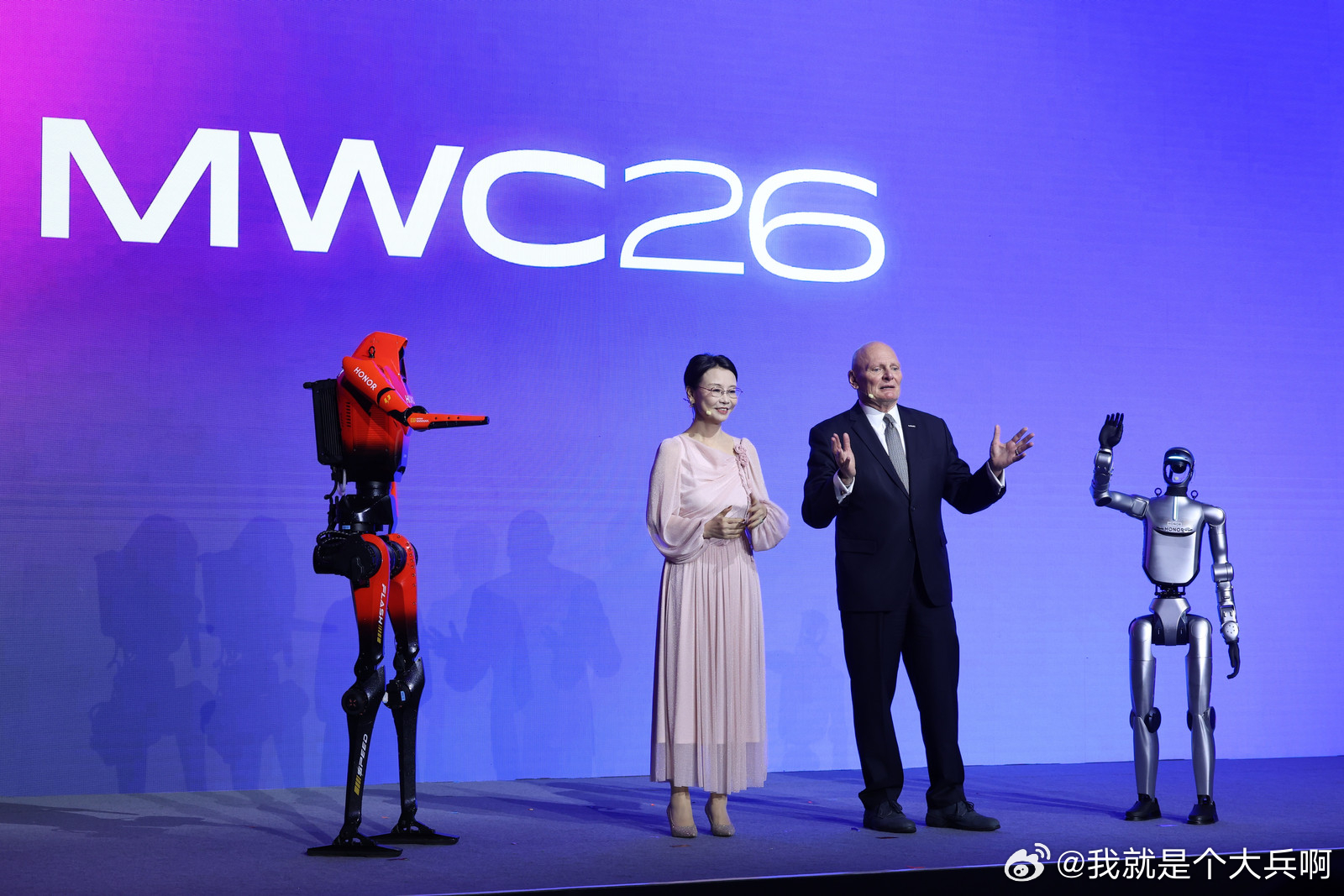 今天逛展MWC26上海，本来是看有什么AI新产品的，结果被开幕式上的两台机器人圈