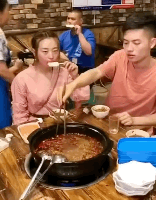 图1：都辣成这样了，小姐姐就不能少吃一口吗？