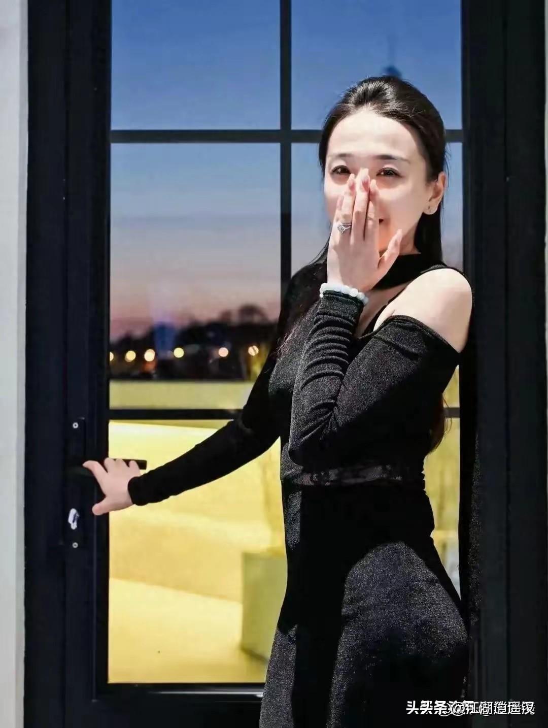 青岛保时捷女销冠牟倩文，一袭黑色露肩蕾丝长裙惊艳亮相。精致蕾丝勾勒曼妙曲线，露肩