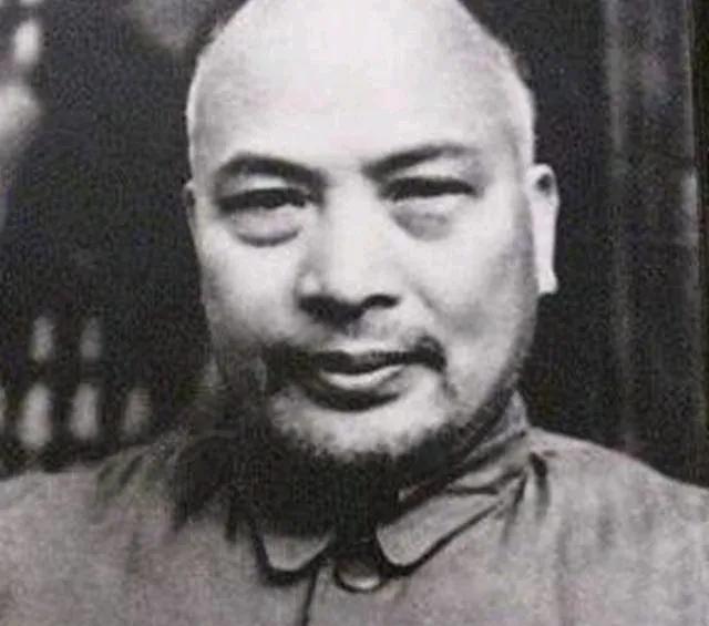在辽沈战役中，国军东北“剿总”副总司令范汉杰被俘，后来送到功德林监狱。他带了一大