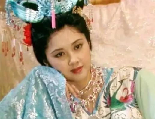 朱琳年轻时太美了，她是80年代正统中式温婉美人天花板。
美分两种：素颜现代清丽书