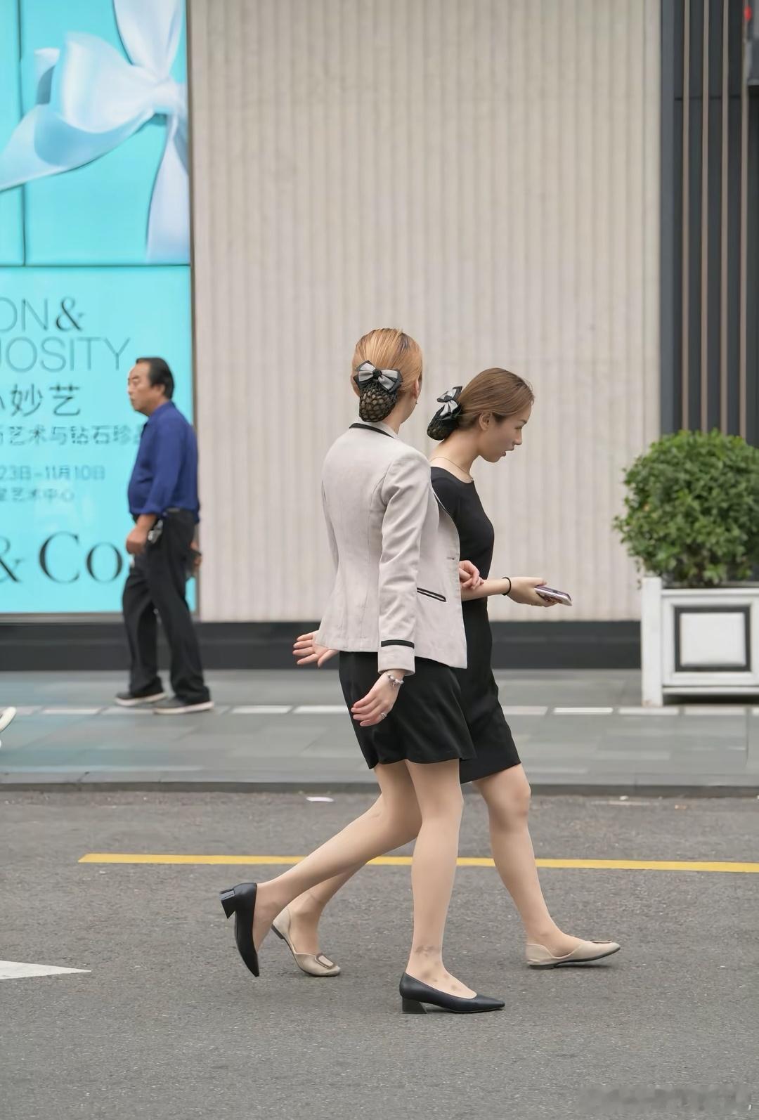 街拍真实的职业女性颜控正义日记的红包美女