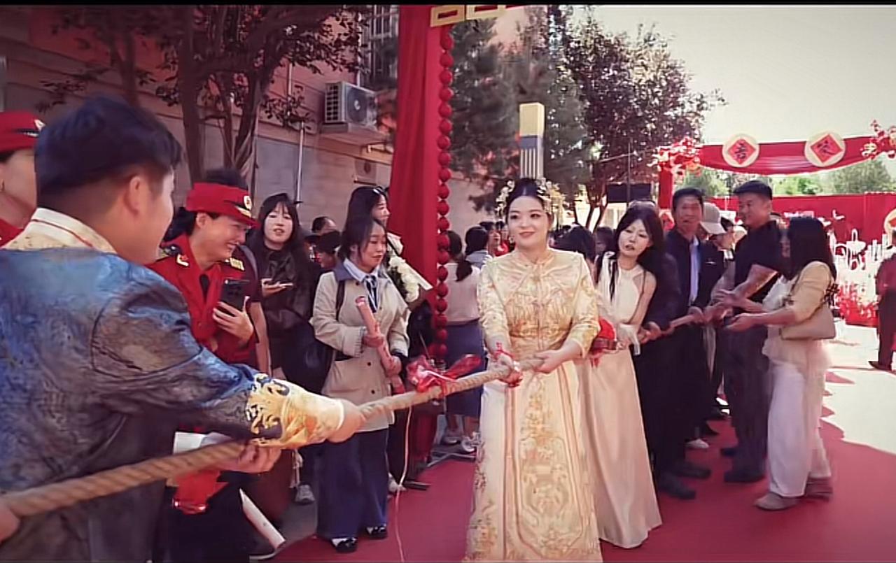 怪不得你能娶上媳妇呢，这情商真高啊！

镜头记录了一对新人办婚礼的场景，有个互动