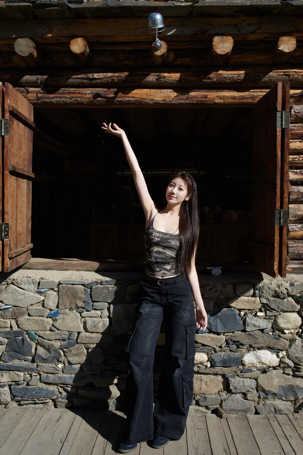 这穿搭真是让人眼前一亮，既有高级感又不失温柔韵味！