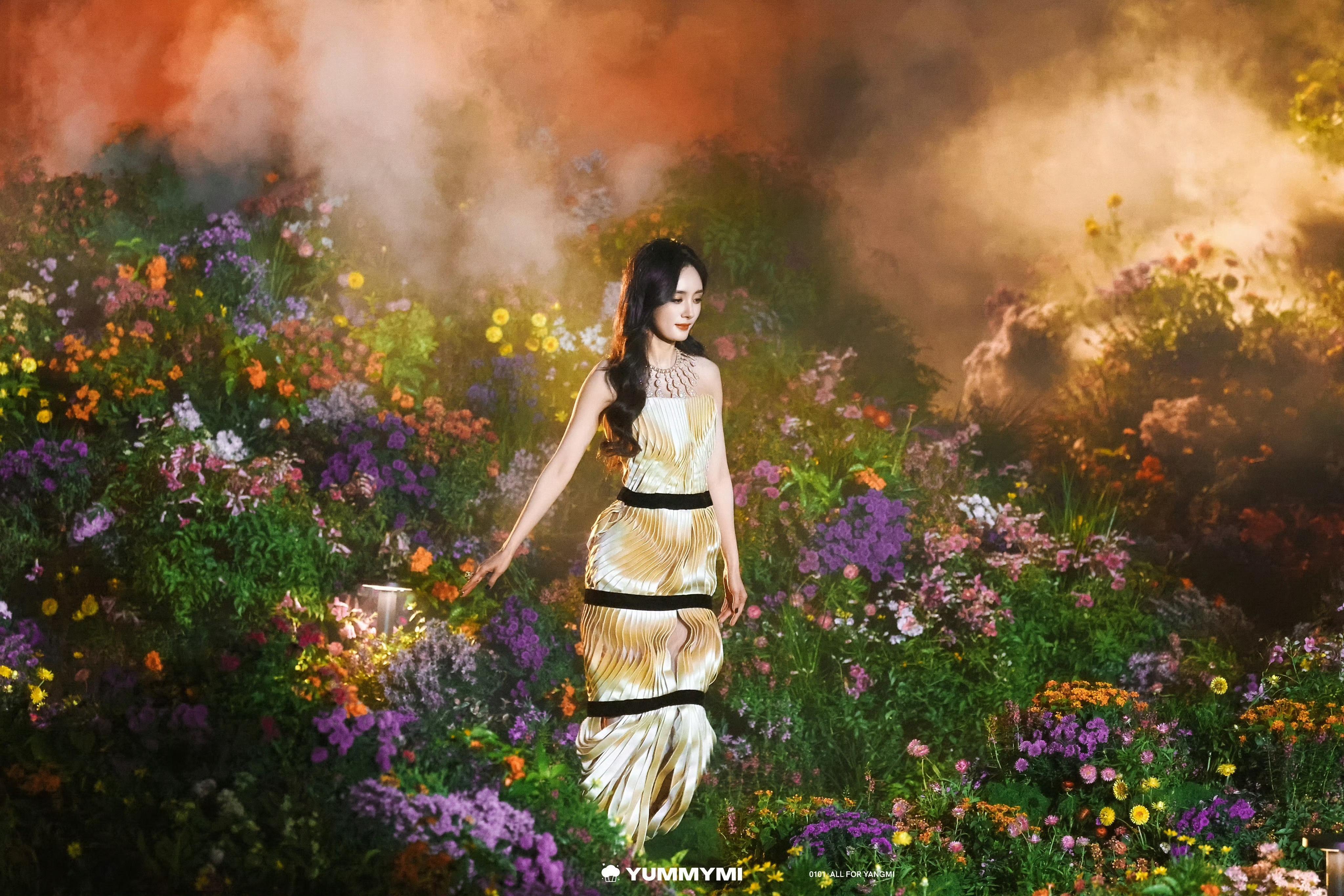 娜扎一把拉过杨幂娜扎拉杨幂、杨幂和张小斐、周深拥抱，每次参加红毯活动都能直观感受