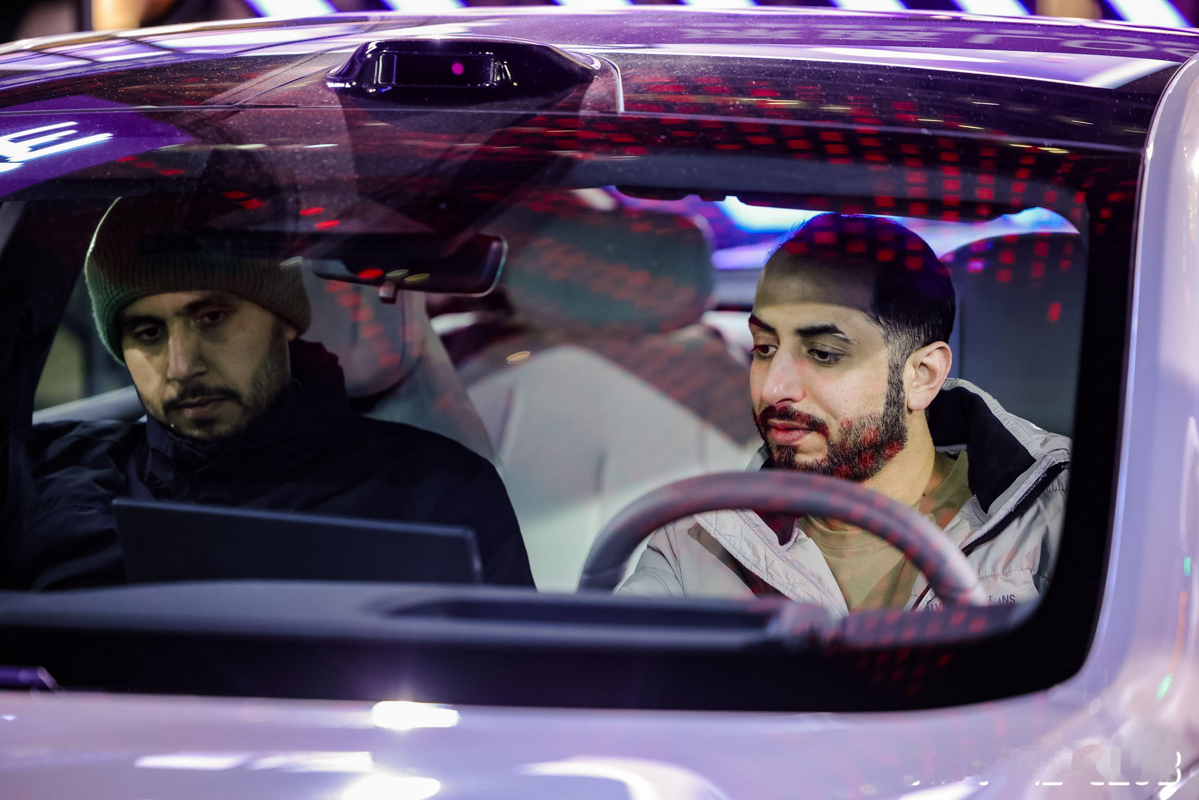 AI成了“副驾”，这关系有点微妙啊！它记得你的歌单，懂你的路线，但你会不会心里打