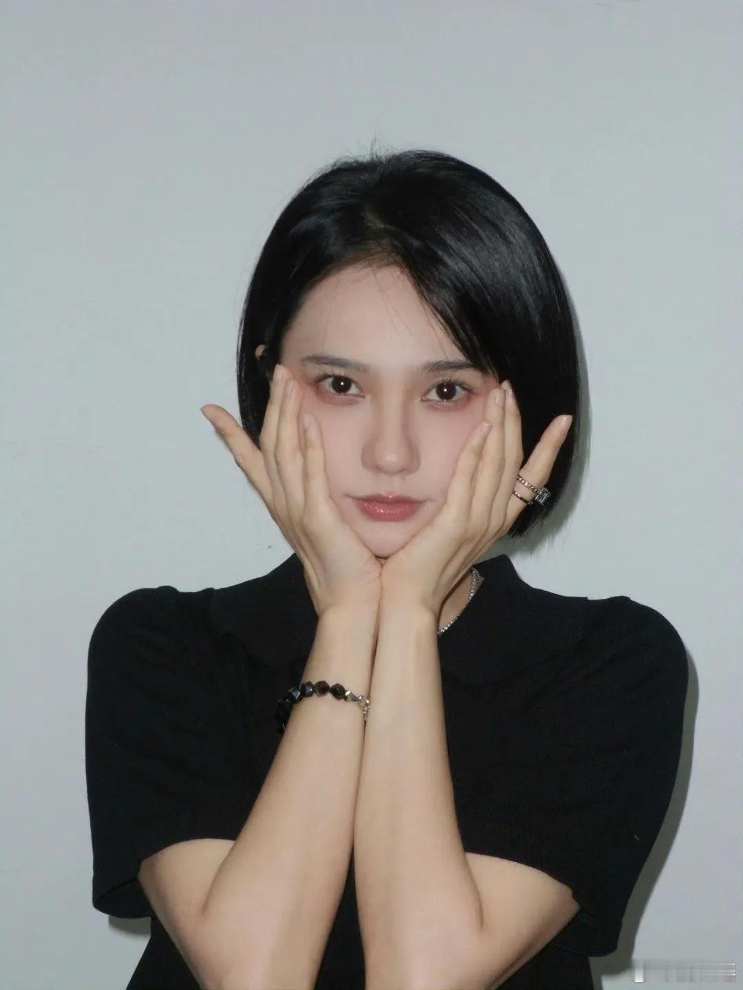 姜儿就这样萌[飞吻]
姜珮瑶 娱乐