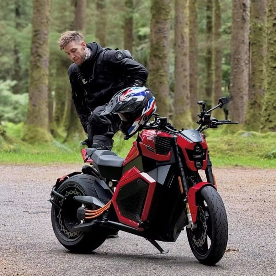 全球第一款量产级固态电池已经正式下线。芬兰一家叫 Donutlabs 的公司，把