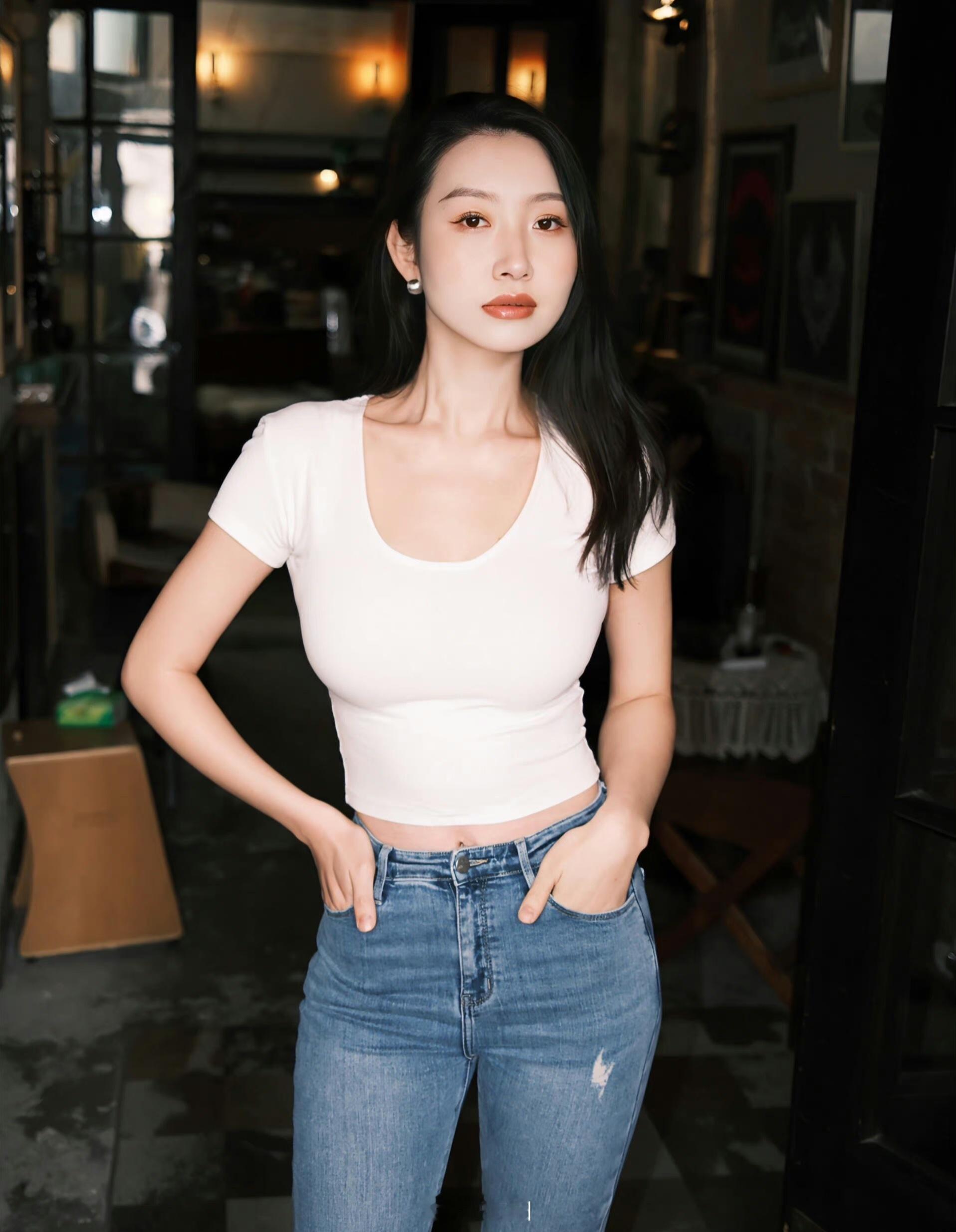 爱玩相机的女孩子果然还是好看 ​​​