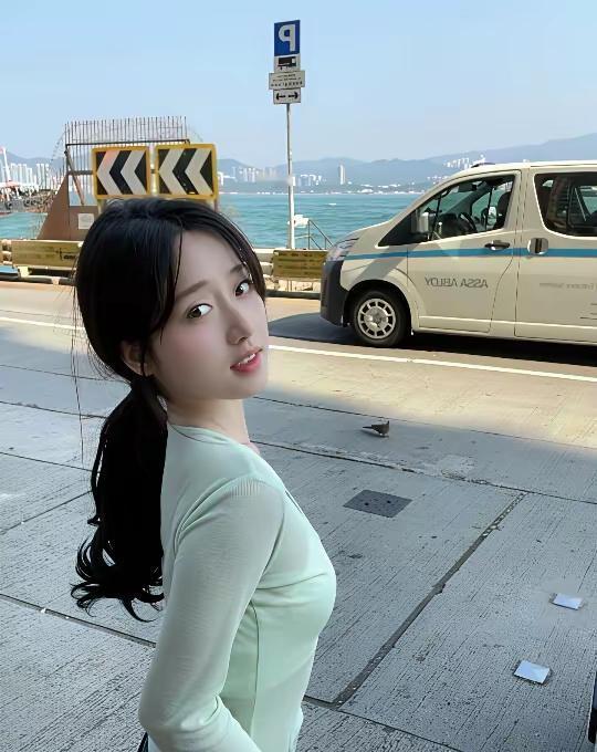 海边漫步，阳光明媚，心情愉悦！🌞🏖️