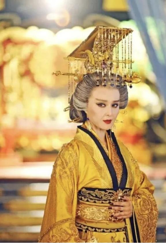 唐朝一宰相写了“青鹅”二字，惨被武则天砍头，众大臣疑惑不解，武则天却冷冷说道：“