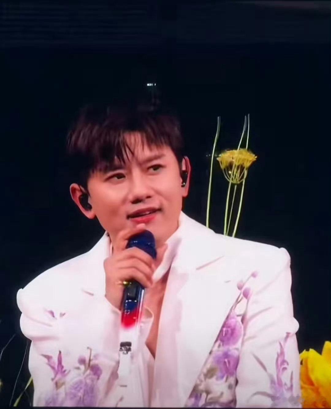 叶一茜带森碟看张杰演唱会 张杰演唱会现场惊喜不断，叶一茜带森碟前来赴约，画面温馨