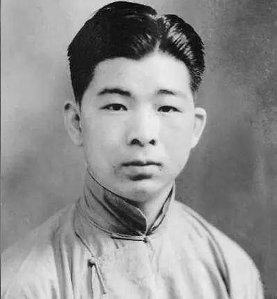 1940年8月的北平，一条不起眼的胡同里，一个19岁富家少爷用生命守住了一份名单