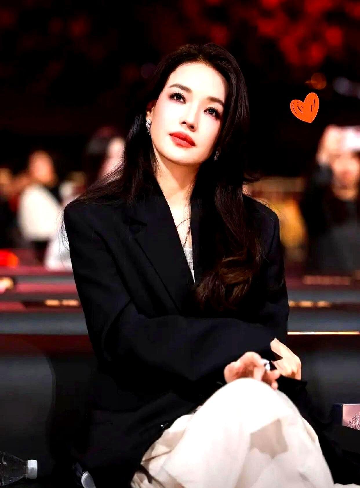 3800万杯，就靠一个“不屑”的眼神。
 
爷爷不泡茶请来舒淇，没让她喊麦，没让