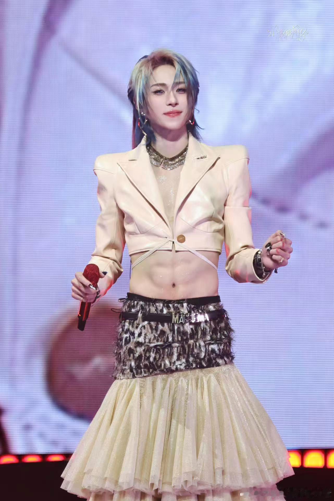 岳岳裙子造型岳岳最新舞台造型岳岳最新舞台造型 ，如何，蛙趣蛙趣 