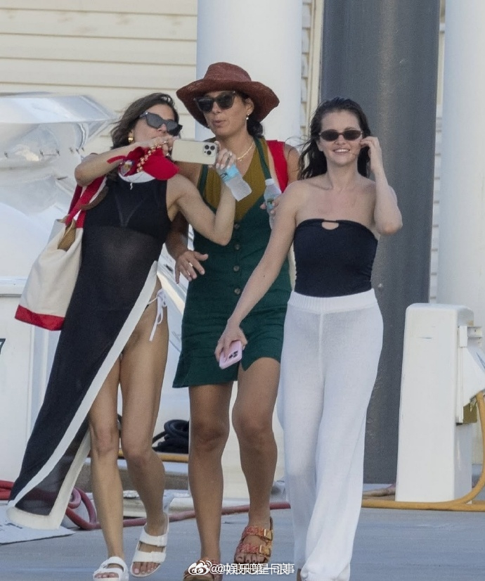 赛琳娜举办单身派对赛琳娜单身派对 赛琳娜Selena Gomez即将结婚，与好友