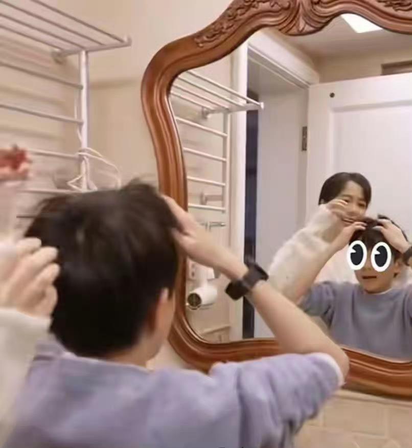 秋瓷炫一家与好友温馨聚餐，47岁女神剪空气刘海减龄十足，于晓光两天狂涨4斤幸福肥