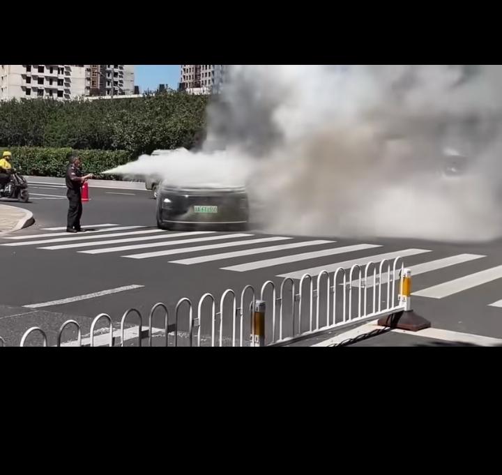 对于这种工业垃圾，一旦着火，什么灭火器都没用，反而浪费了那瓶灭火器！