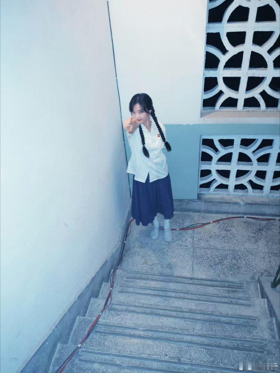 孙千复古麻花辫造型孙千自拍怼脸照 谁被孙千这组造型美到了！麻花辫+怼脸自拍，氛围