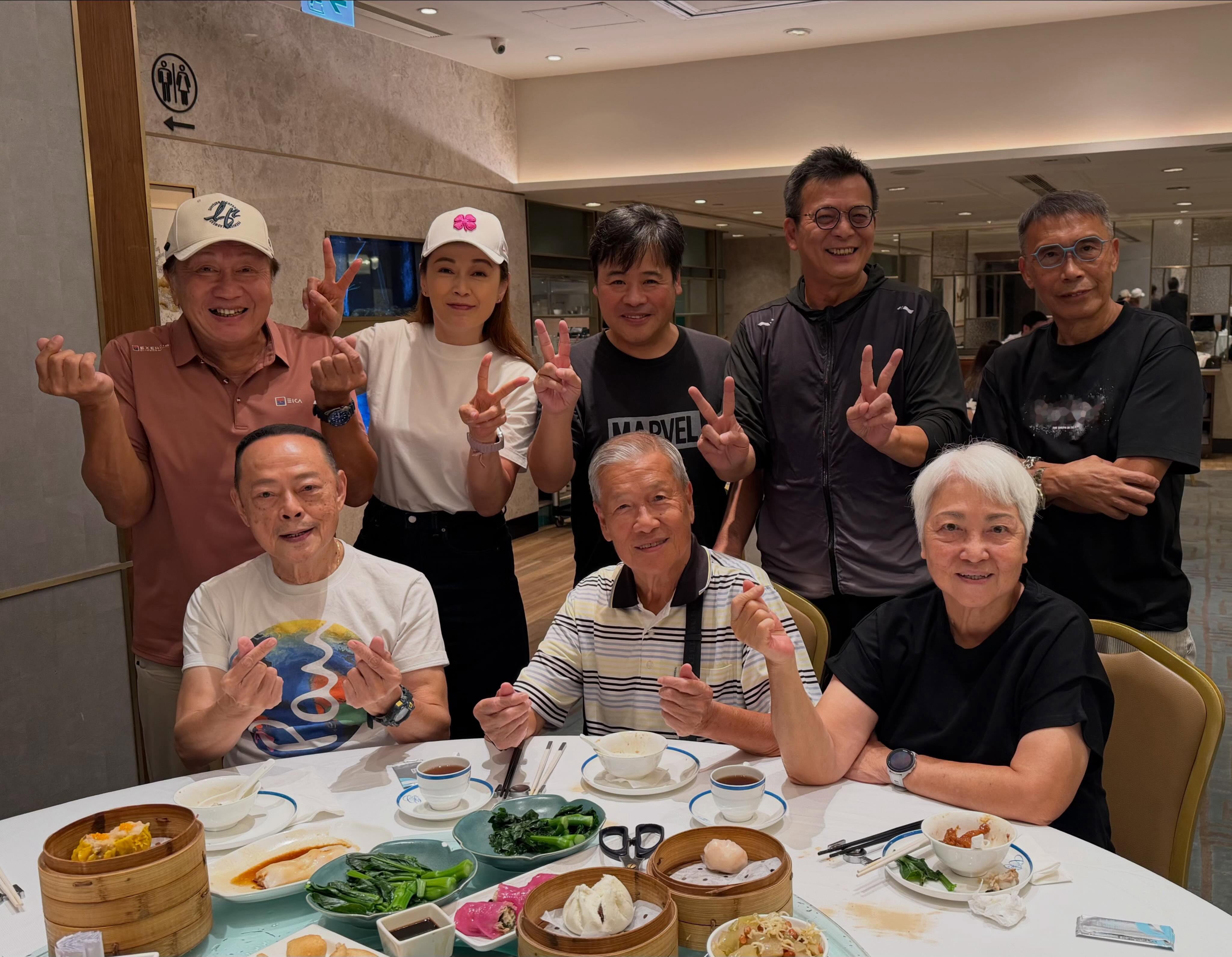 姚莹莹分享聚会照 ​​​