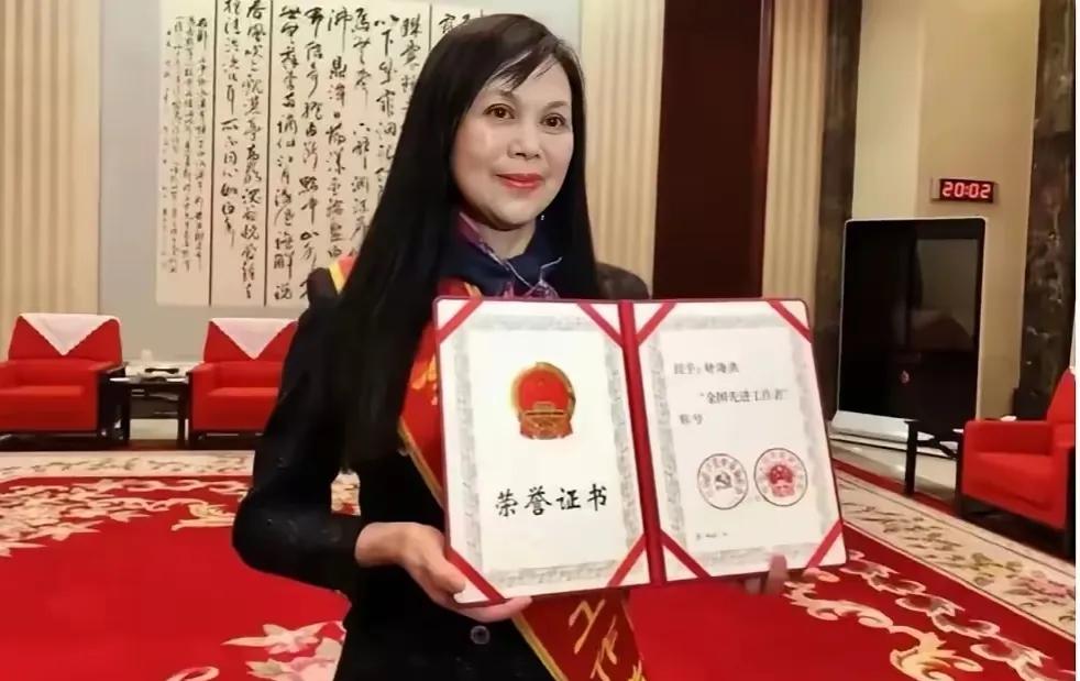 小学女校长，14年累计受贿900多万。
平均一年60多万。而且14年也未升迁。