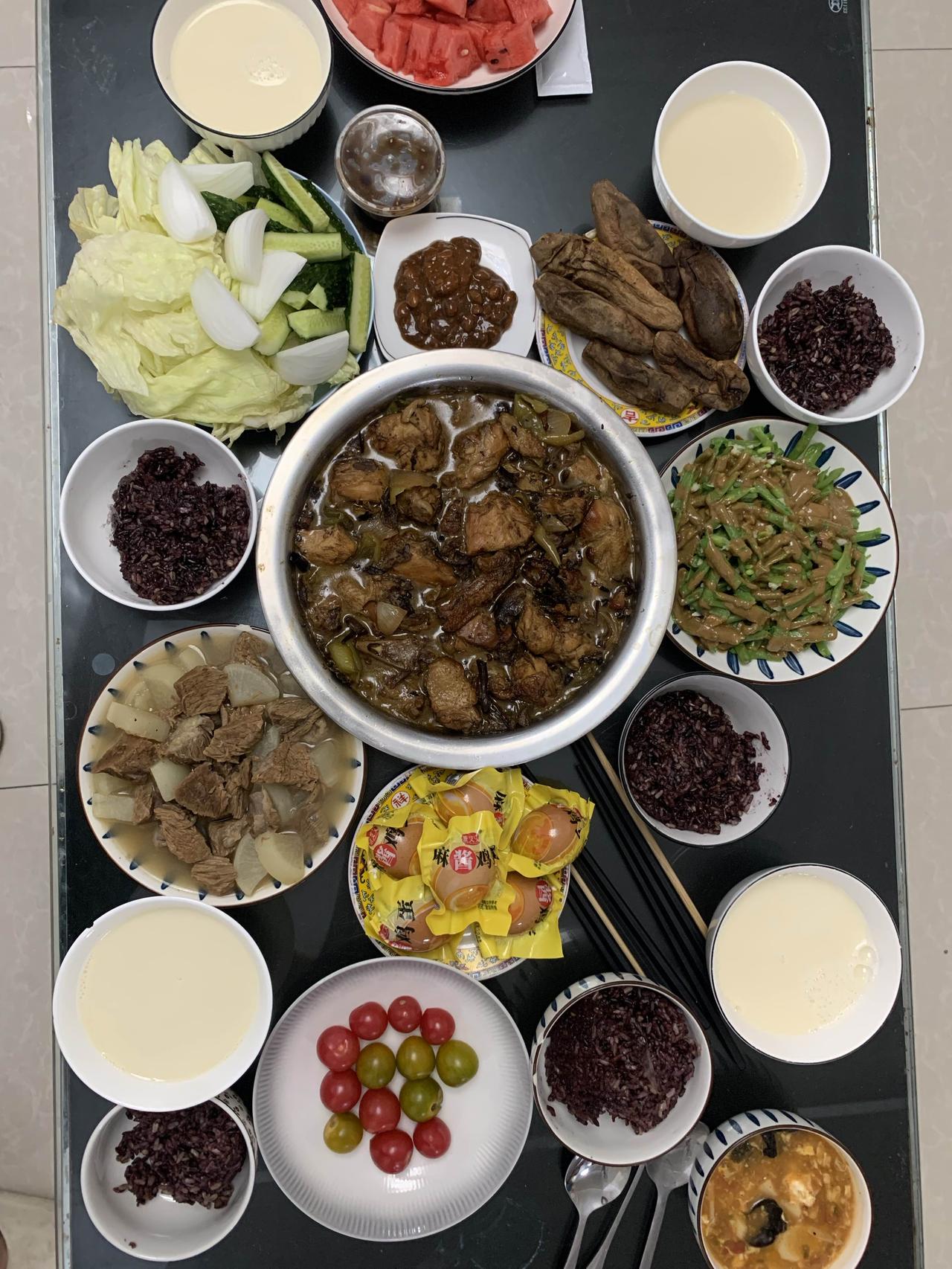 打卡今日晚餐
今天的晚餐：昨晚的剩鸡从冷柜拿出来热热继续上、高压锅炖了点牛肉萝卜