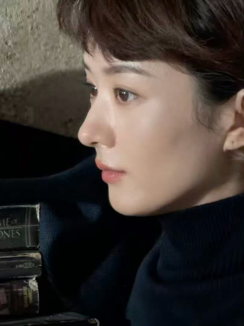 赵丽颖复古光影的静与柔好英气啊太美了颖宝很有气质诶！ 