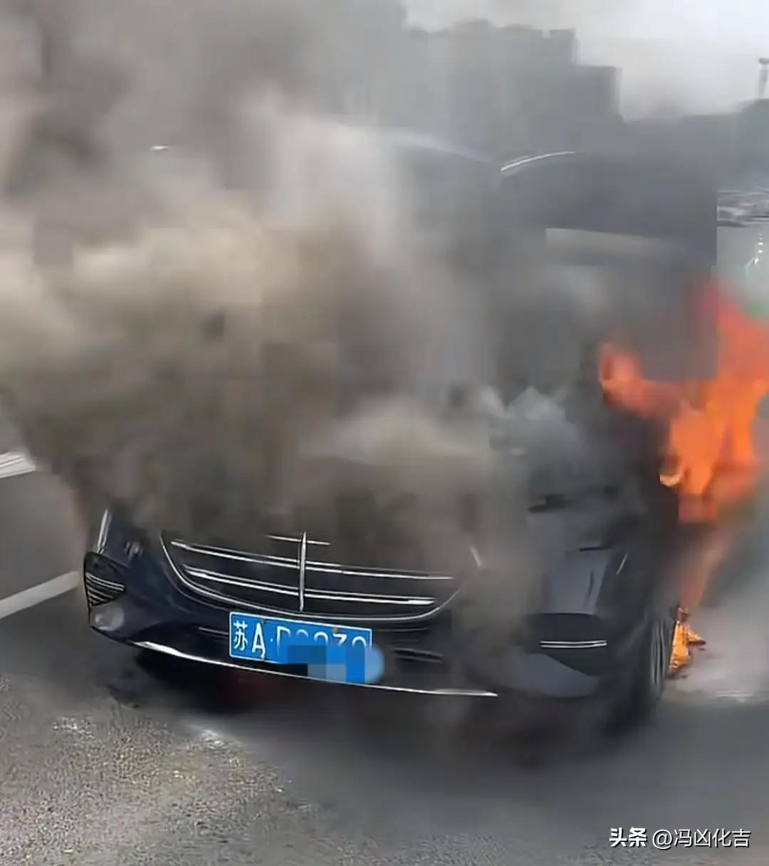 新能源车家门口充电突然自燃新能源车自燃虽让人揪心，但所幸扑救及时无人员伤亡。科技