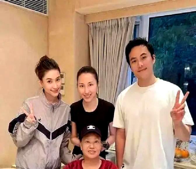 你绝对想不到，赌王千金大年三十凌晨在黄大仙祠干什么。
墨绿旗袍，香火缭绕。
道长