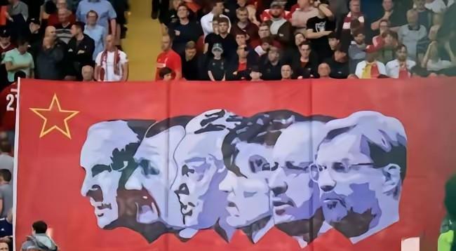 《每日邮报》一份报告，直接把老特拉福德的王座给掀了。
利物浦，800分优势登顶！