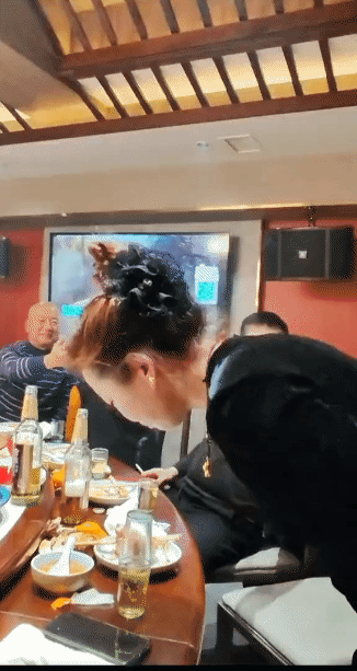 这么喝酒，酒会不会流进脑子里去了[笑哭]