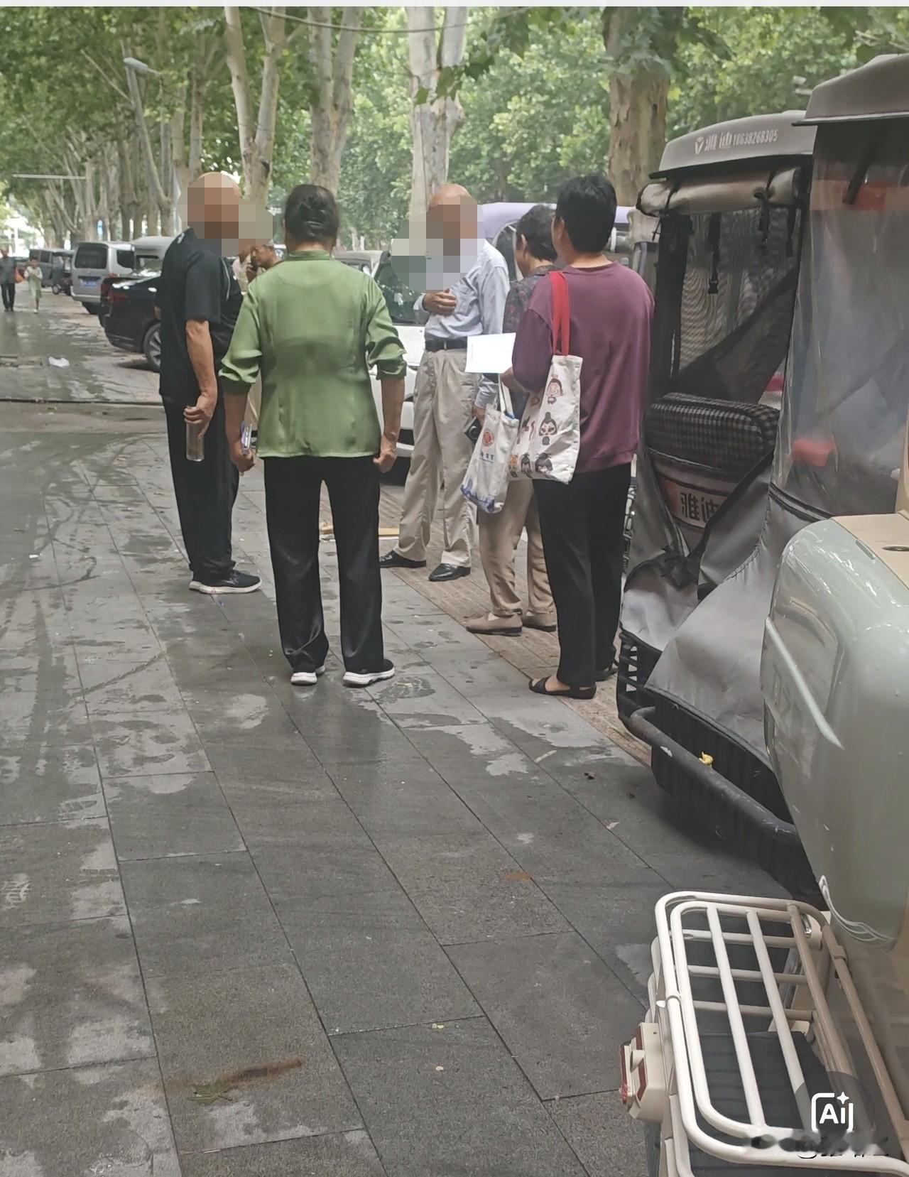 排队免费领鸡蛋，可要多留个心眼，别一不小心就上当受骗。天上不会凭空掉馅饼，千万别