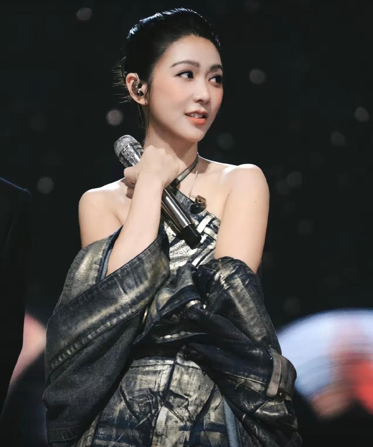 薛凯琪在大湾区晚会泪唱《慕容雪》怀念方大同惹人泪目
你也被感动了吗？
薛凯琪在大