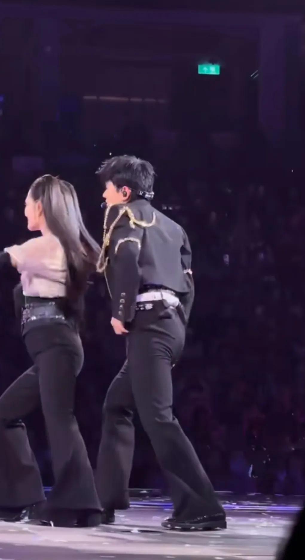 以前很喜欢这种紧身喇叭裤，自从看了他们俩口子穿，才发现好土，好身材都穿丑了。