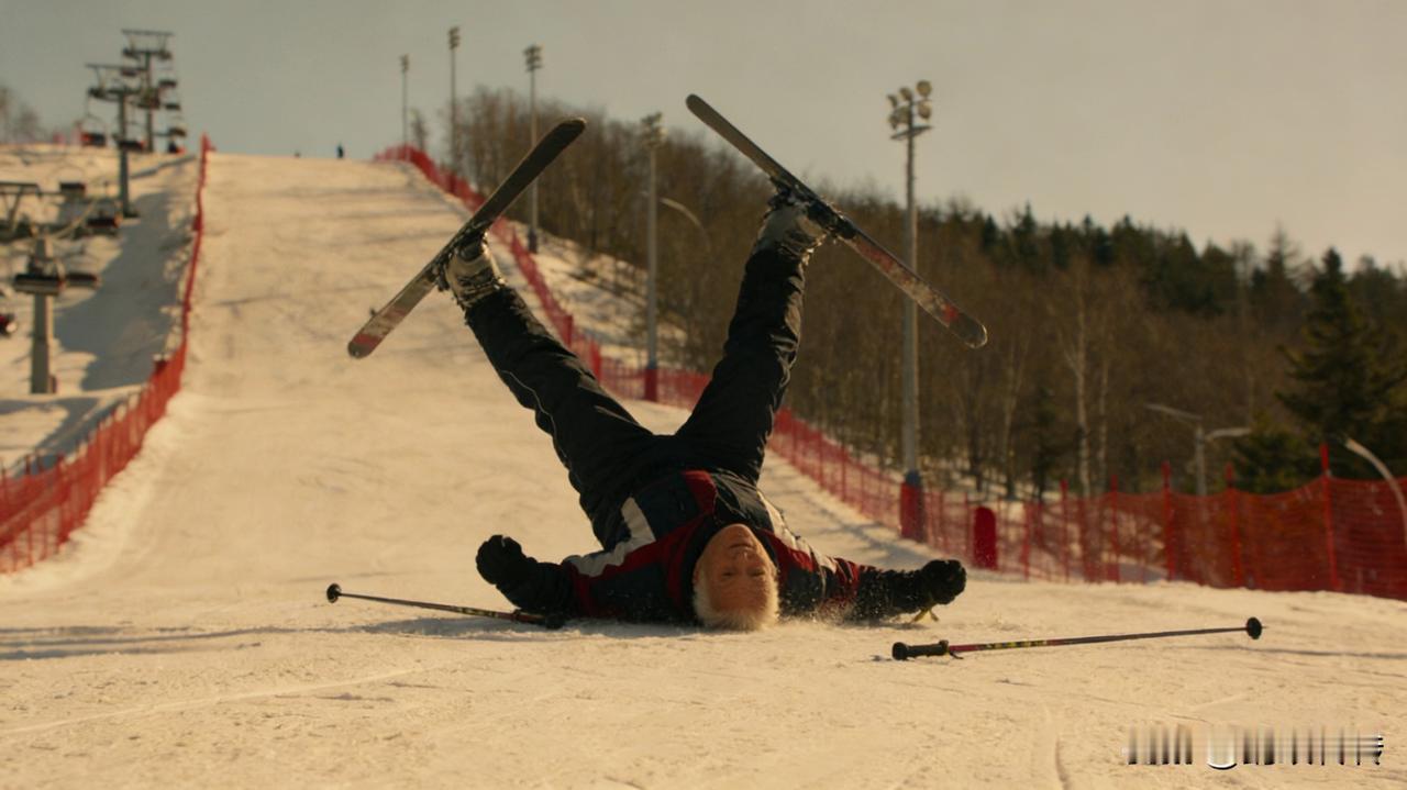 河北张家口某滑雪场，为了吸引顾客，推出65岁及以上人群的免费滑雪的优惠政策，听起