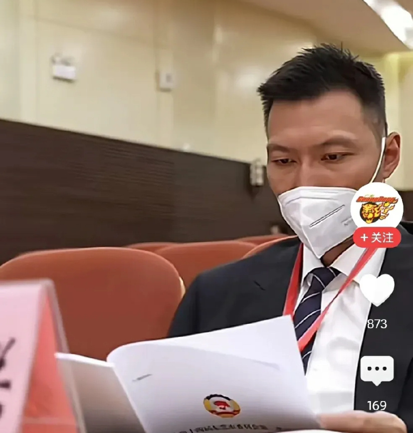 易建联不回答便是最好的回答，本来嫖娼就是子虚乌有的事，根本没必要自证清白。至于辟