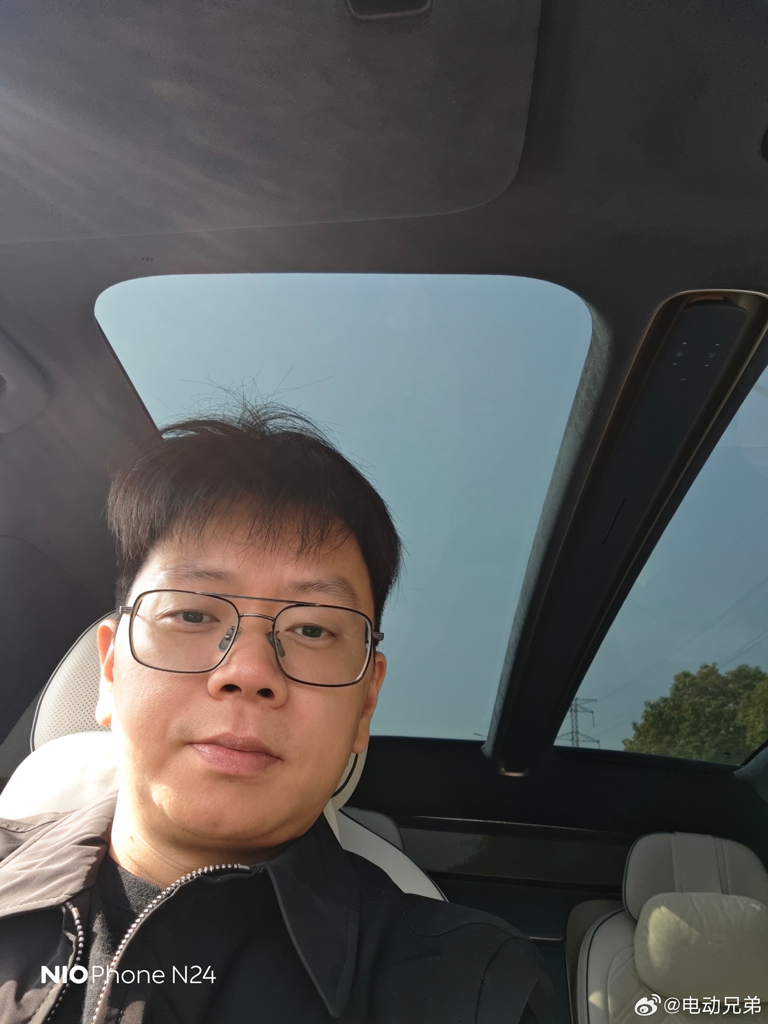 今日开ET9出差，发现一个自拍避免双下巴的办法，图2就是多层下巴，图3就正常很多