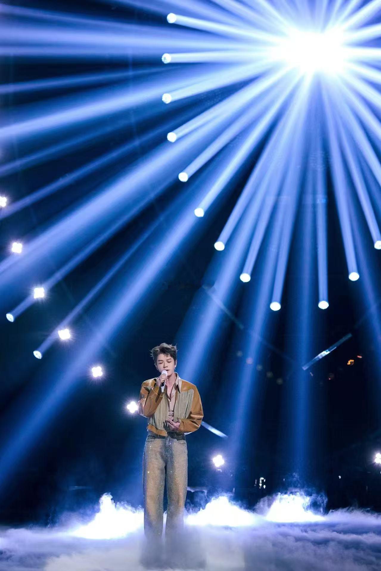 王栎鑫姚晓棠一个人想着一个人王栎鑫的声线天生适配伤感抒情曲，自带空灵混响质感，压