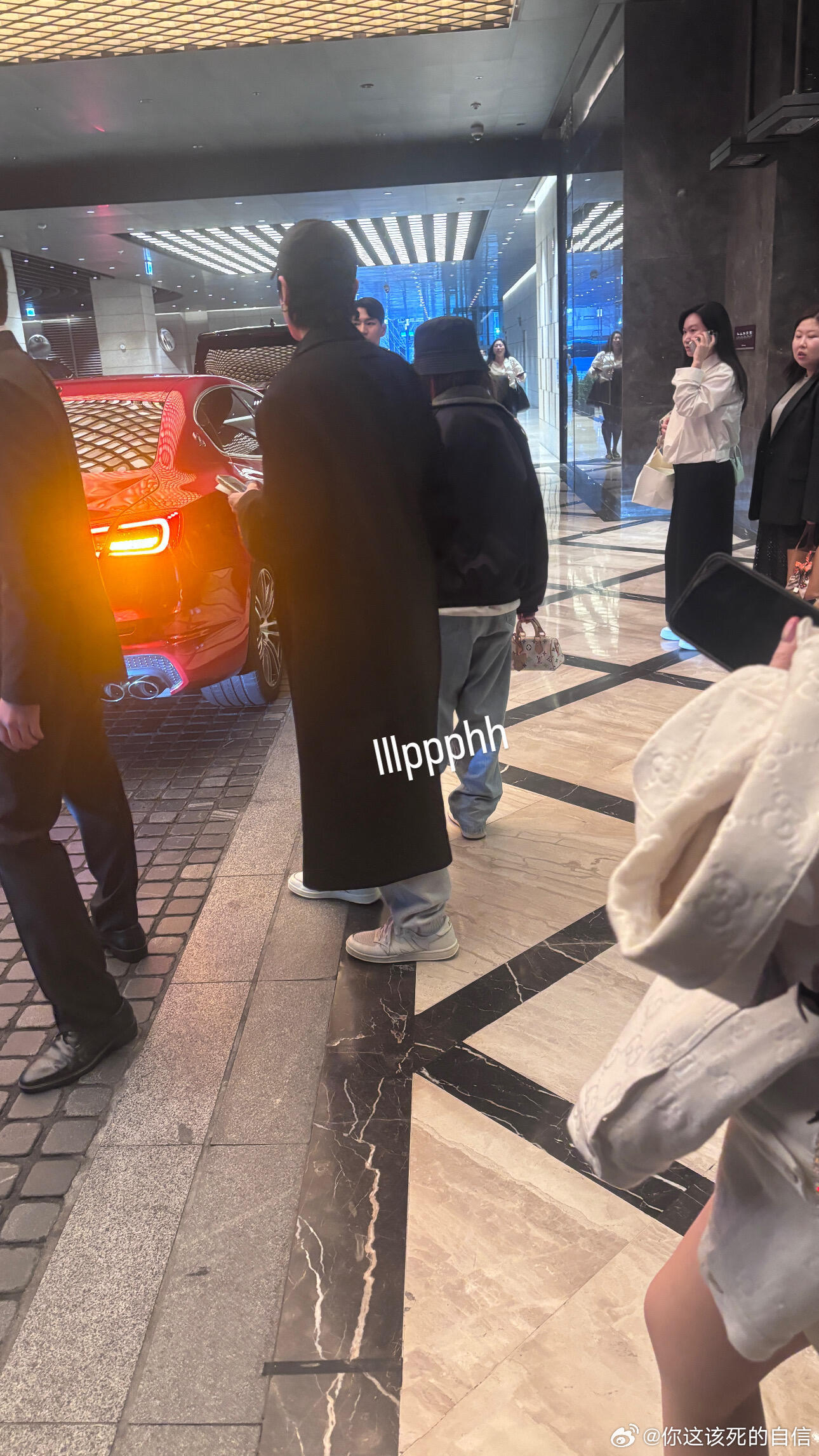 网友首尔偶遇邓紫棋网友首尔偶遇邓紫棋及男友网友首尔偶遇邓紫棋及男友。 