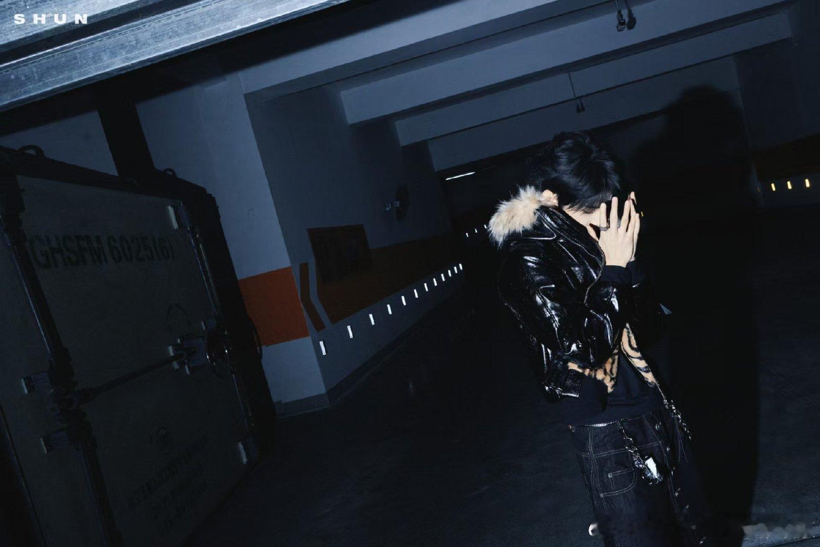 张峻豪摘耳返听粉丝声音他用最直接的方式回应粉丝的爱意，摘耳返倾听的样子，让我觉得